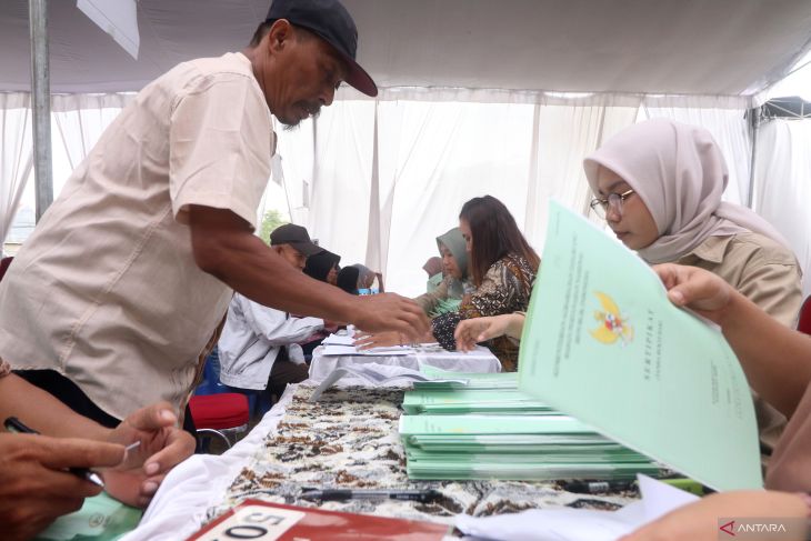 Penyerahan sertifikat PTSL di Kediri