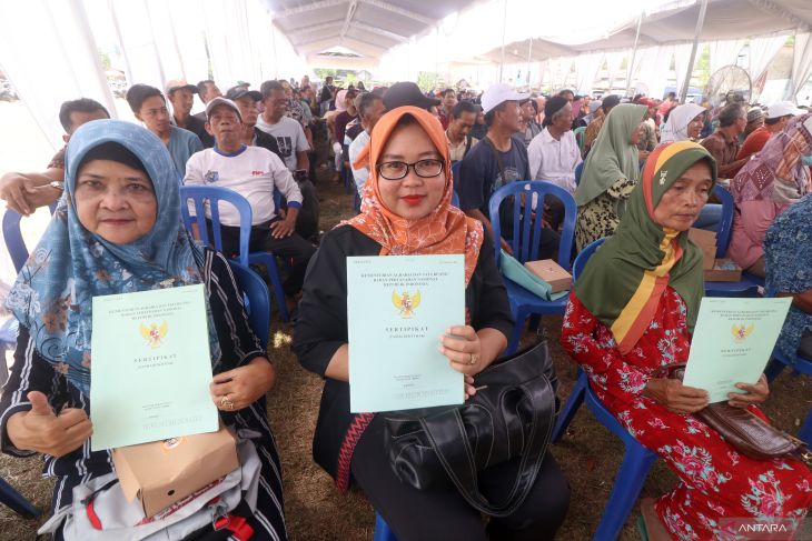 Penyerahan sertifikat PTSL di Kediri