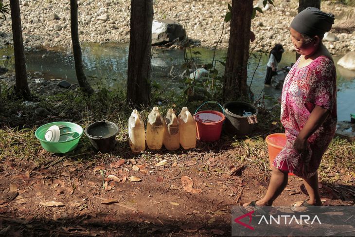 Warga manfaatkan air sungai saat musim kemarau