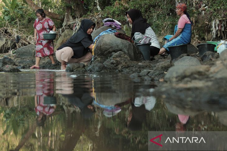 Warga manfaatkan air sungai saat musim kemarau