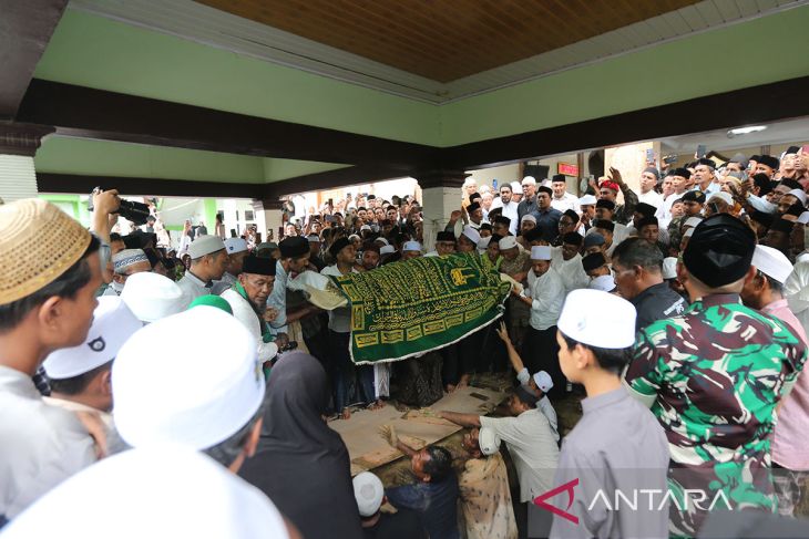 FOTO -  Pemakaman jenazah ulama kharismatik Aceh