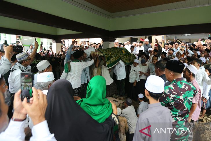 FOTO -  Pemakaman jenazah ulama kharismatik Aceh