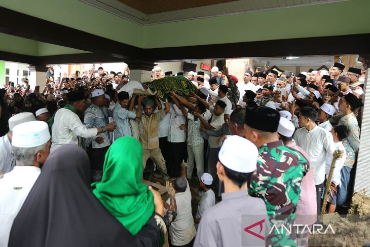 FOTO -  Pemakaman jenazah ulama kharismatik Aceh