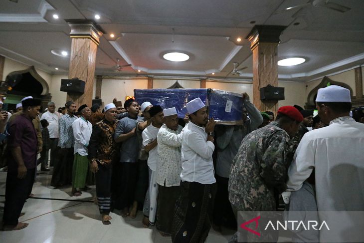 FOTO -  Jenazah ulama kharismatik Aceh tiba di Bireuen