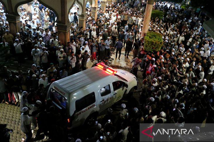 FOTO -  Jenazah ulama kharismatik Aceh tiba di Bireuen