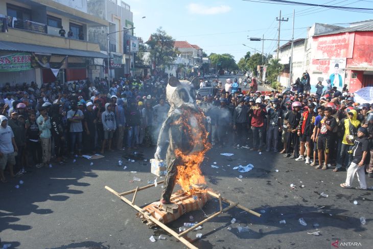 Unjuk rasa dugaan dana PEN di Situbondo