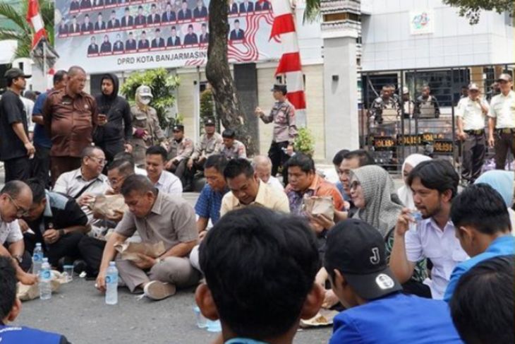 ADV- DPRD Banjarmasin hadapi aksi demo mahasiswa