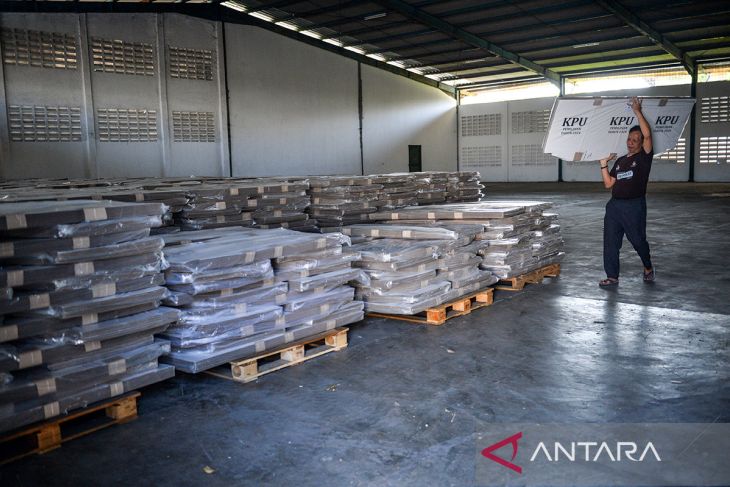 Persiapan logistik Pilkada di gudang KPU Kota Bandung