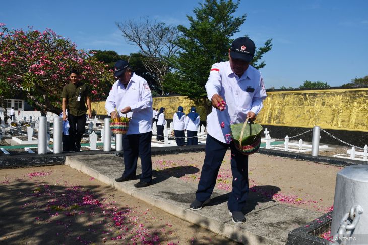 Ziarah ke TMP sambut Hari PMI di Madiun