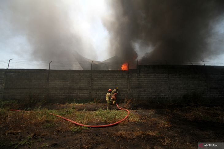 Kebakaran pabrik di Krian Sidoarjo