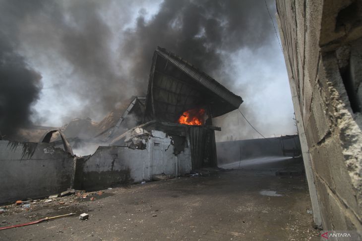 Kebakaran pabrik di Krian Sidoarjo