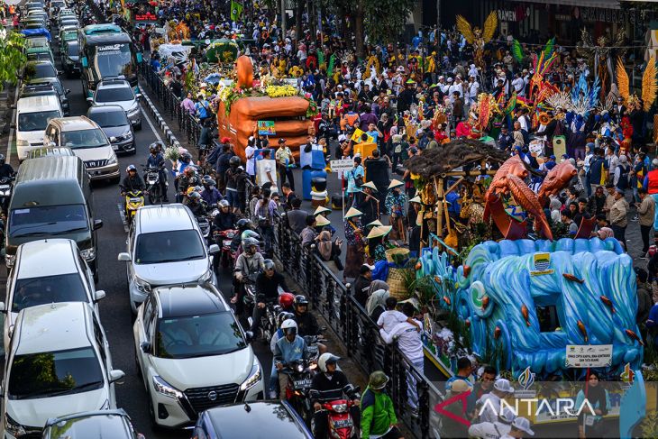 Kemeriahan pawai kendaraan hias di Bandung