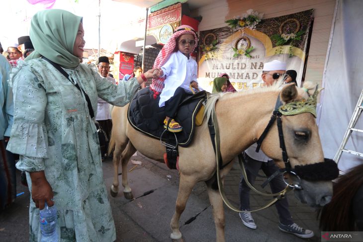 Kirab sambut Maulid Nabi di Surabaya