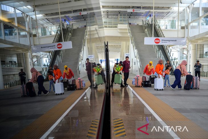 Peningkatan penumpang kereta cepat saat libur panjang