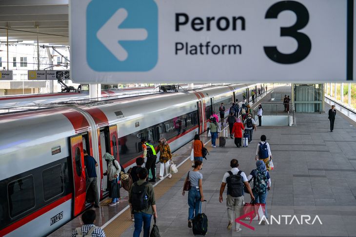 Peningkatan penumpang kereta cepat saat libur panjang