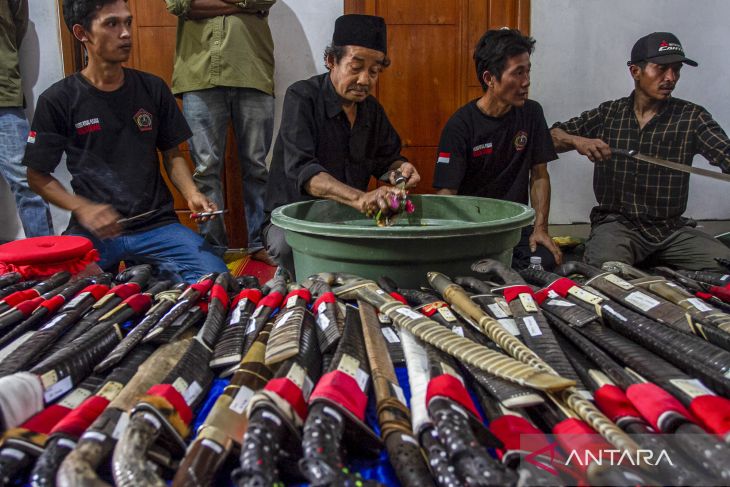 Ritual jamasan golok Ciomas Banten