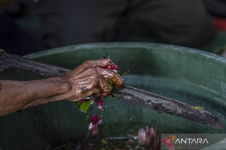 Ritual jamasan golok Ciomas Banten