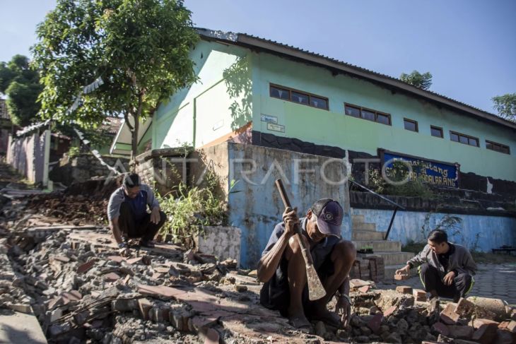 Dampak gempa magnitudo 5,3 yang guncang Sukabumi