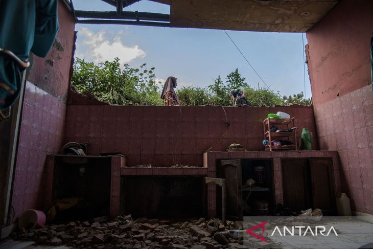 Dampak gempa kertasari Kabupaten Bandung