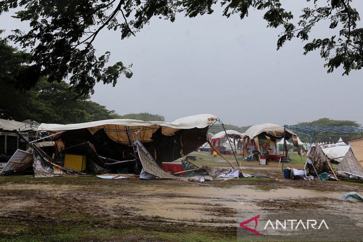 FOTO - Sejumlah stand pameran UMKM diterjang angin kencang