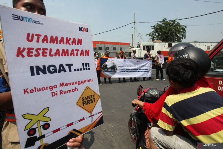 Sosialisasi keselamatan berlalu lintas di perlintasan sebidang kereta api