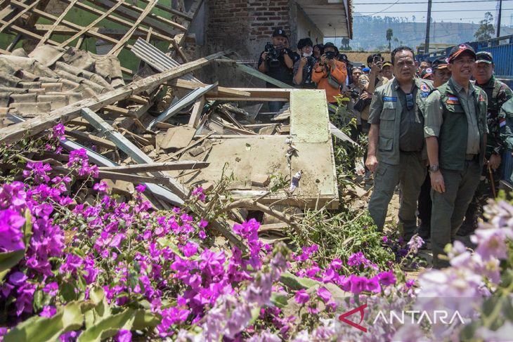 Kepala BNPB tinjau lokasi terdampak gempa di Kabupaten Bandung