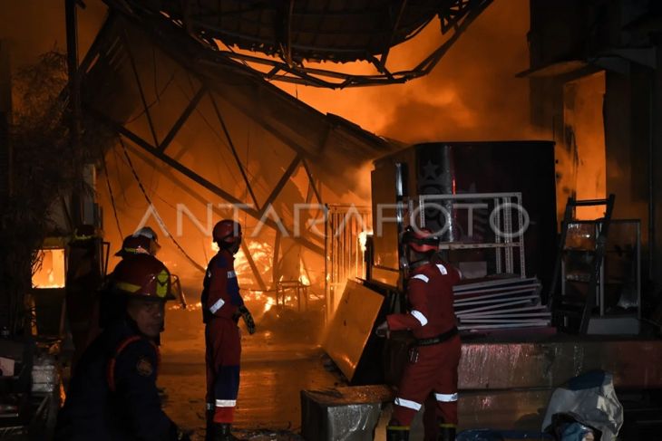 Kebakaran gudang produksi furniture di Bekasi