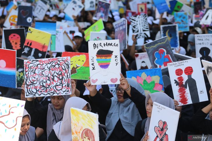 Aksi melukis bersama di Surabaya