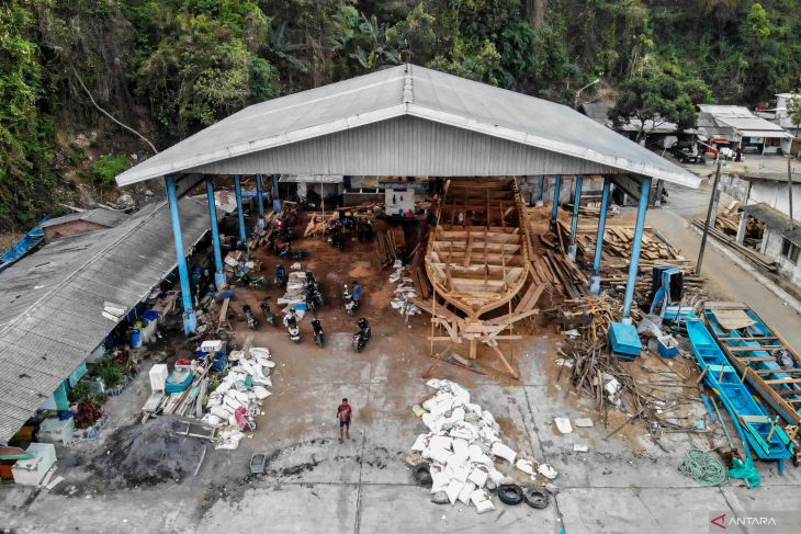 Pembuatan kapal nelayan tradisional di Malang Selatan