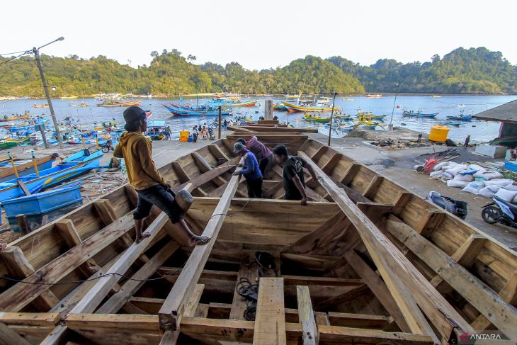 Pembuatan kapal nelayan tradisional di Malang Selatan