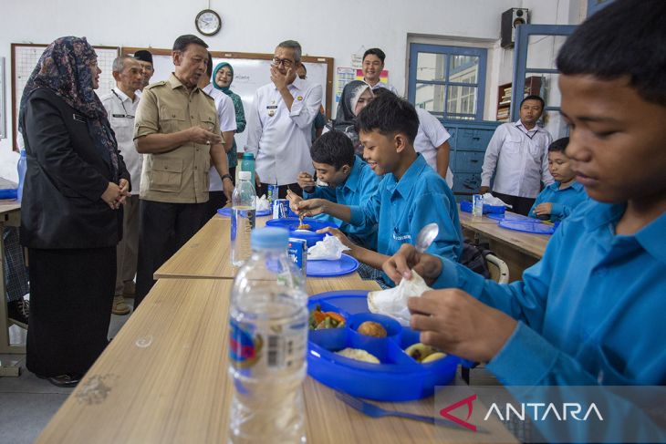 Uji coba makan bergizi gratis di Cirebon