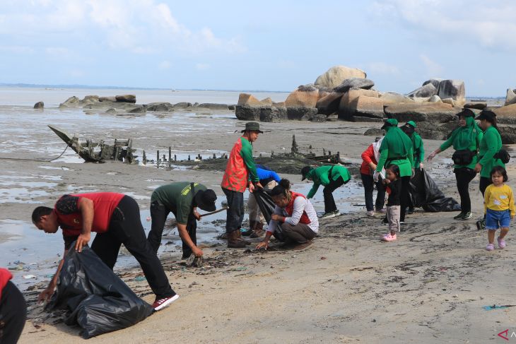 Aksi bersih-bersih sampah TNI AD di objek wisata Pantai Kelisut Toboali Bangka Selatan