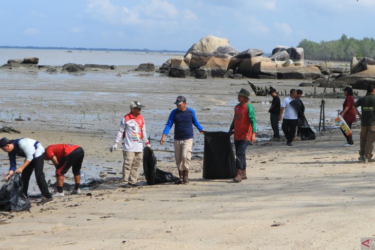 Aksi bersih-bersih sampah TNI AD di objek wisata Pantai Kelisut Toboali Bangka Selatan