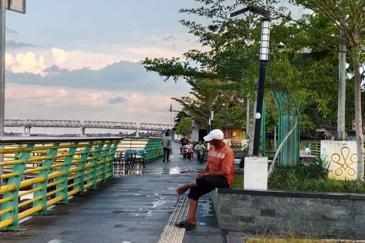 Warga menikmati suasana di Waterfront Sungai Kapuas Pontianak