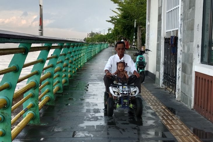 Warga menikmati suasana di Waterfront Sungai Kapuas Pontianak