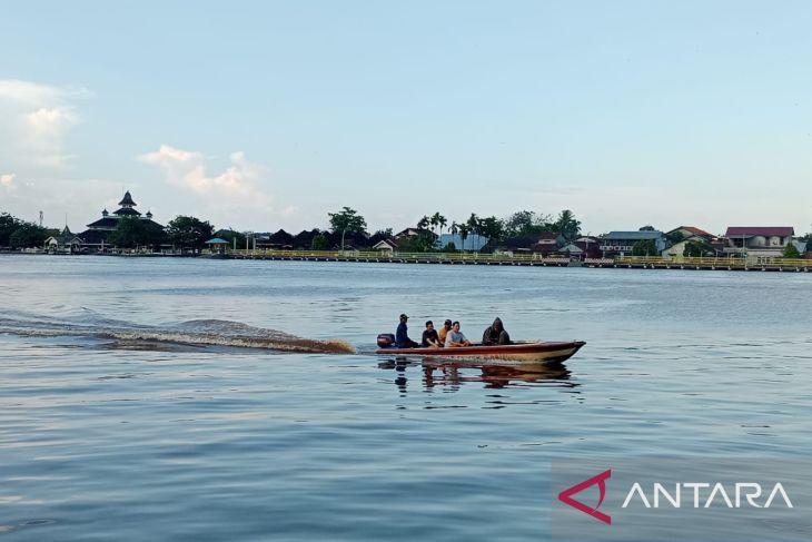 Warga menikmati suasana di Waterfront Sungai Kapuas Pontianak