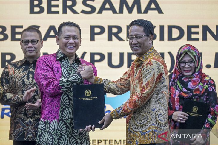 Pemberian surat keputusan pencabutan nama Presiden dari TAP MPR