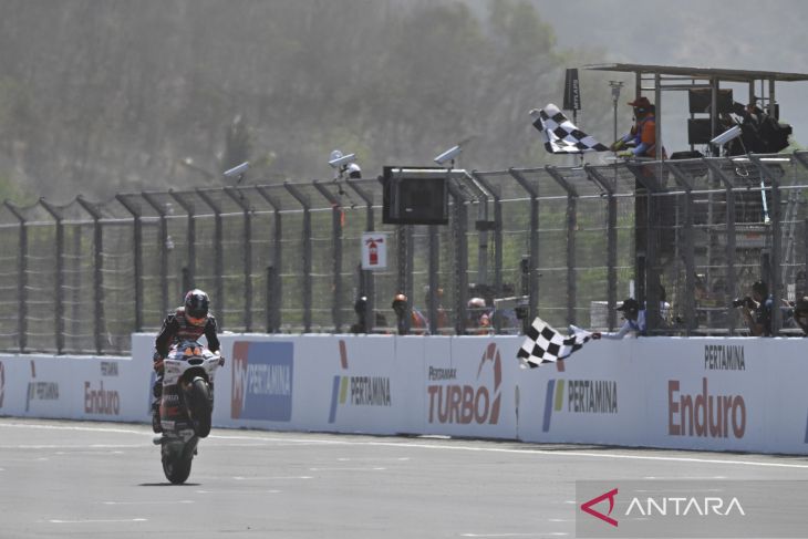 Aron Canet juara balap Moto2 di Mandalika