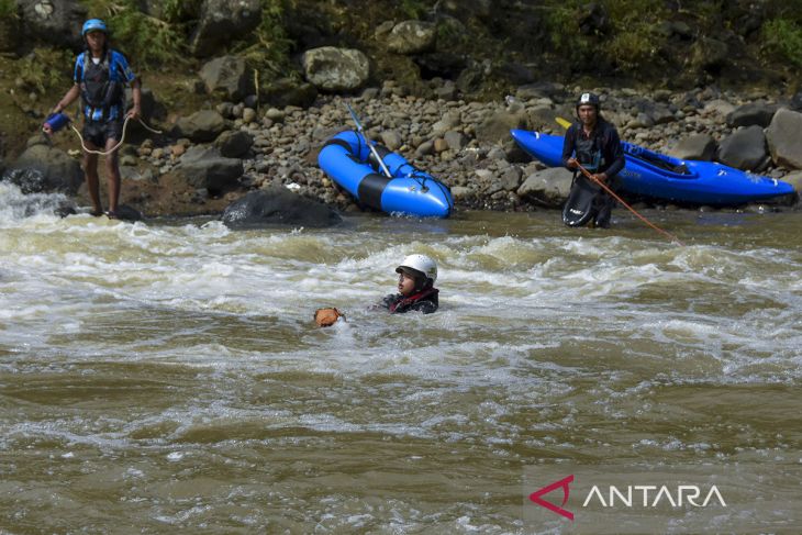 Pelatihan penanggulangan banjir dengan perahu kayak