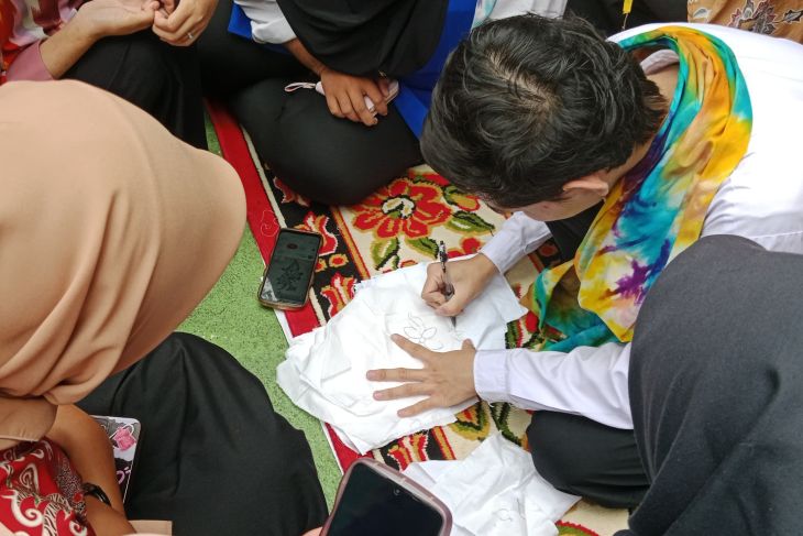 Pelajar SMKN 5 Pontianak Peringati Hari Batik