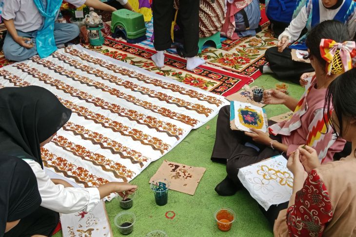 Pelajar SMKN 5 Pontianak Peringati Hari Batik