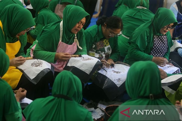 FOTO - Belajar membatik pada hari batik nasional