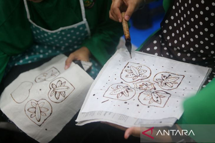 FOTO - Belajar membatik pada hari batik nasional