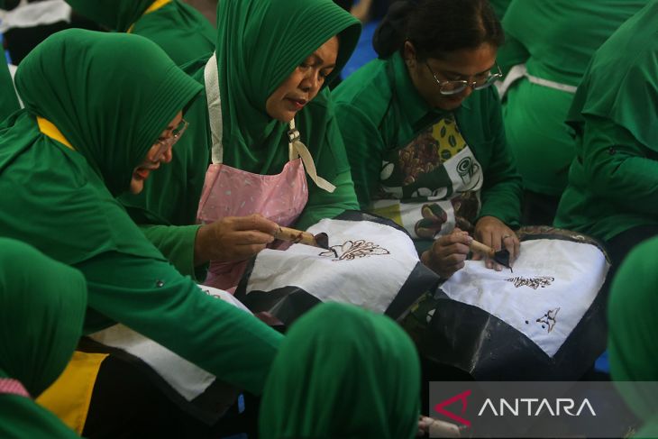 FOTO - Belajar membatik pada hari batik nasional