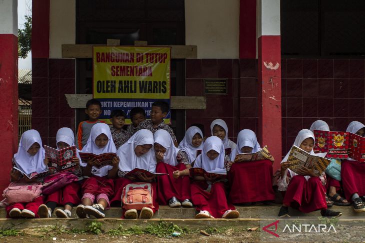 Penyegelan ruang kelas sekolah di Pandeglang