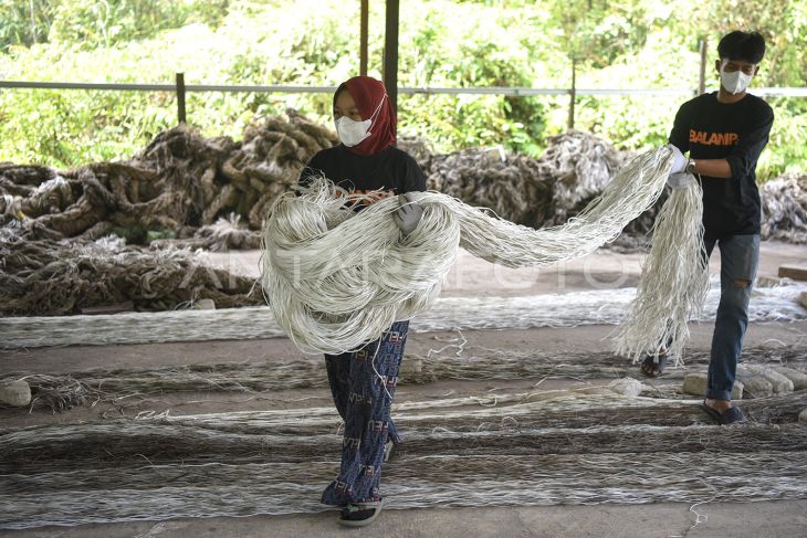 Pengolahan limbah tali kapal di Muara Badak