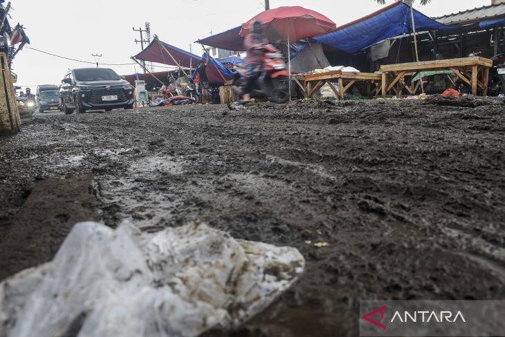 Akses jalan rusak di Kota Serang