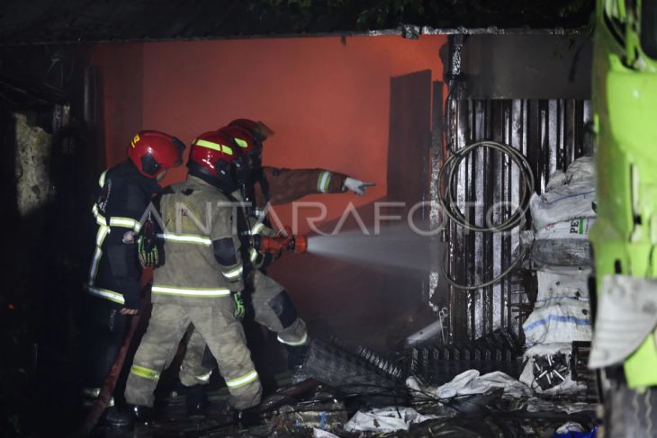 Kebakaran tempat pembuatan rak piring dan kursi di Surabaya