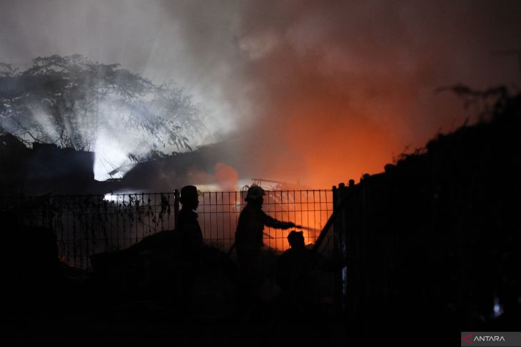 Kebakaran tempat pembuatan rak piring dan kursi di Surabaya