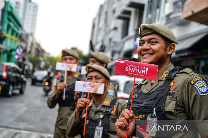 Aksi peringati hari senyum sedunia